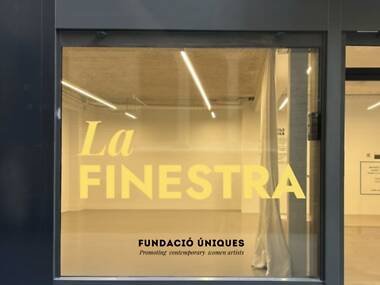 Per què aquesta finestra del Gòtic només exposa art fet per dones? Per què aquesta finestra del Gòtic només exposa art fet per dones?