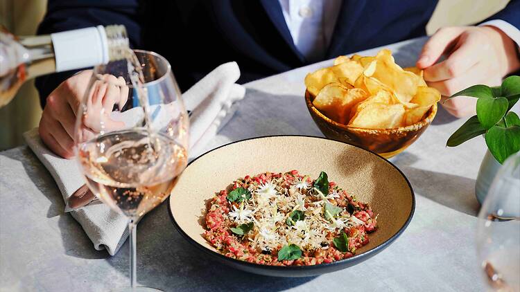Beef tartare with crisps and wine