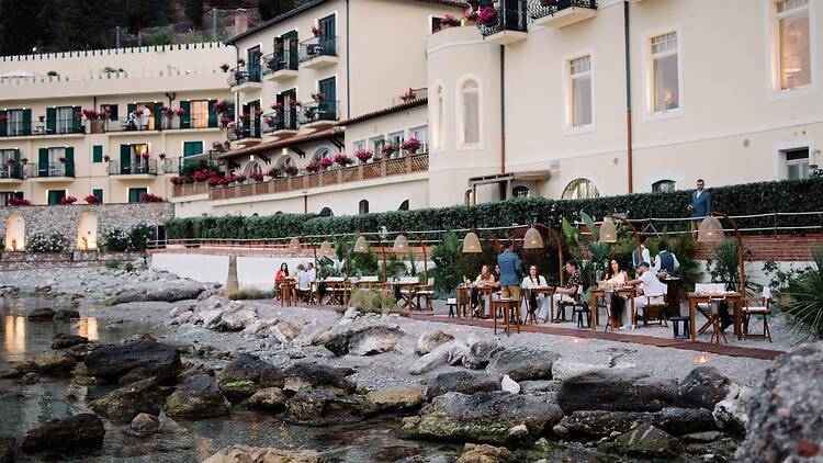 Pieds dans l'eau restaurant Brizza in the bay of Mazzarò