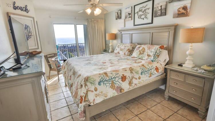 Blue Dolphin Beachwalk: Best for Large Groups