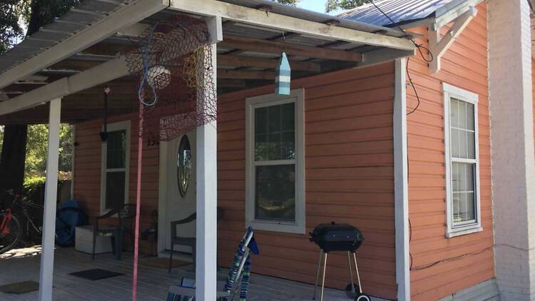 The Pearl: Historic Downtown Cottage