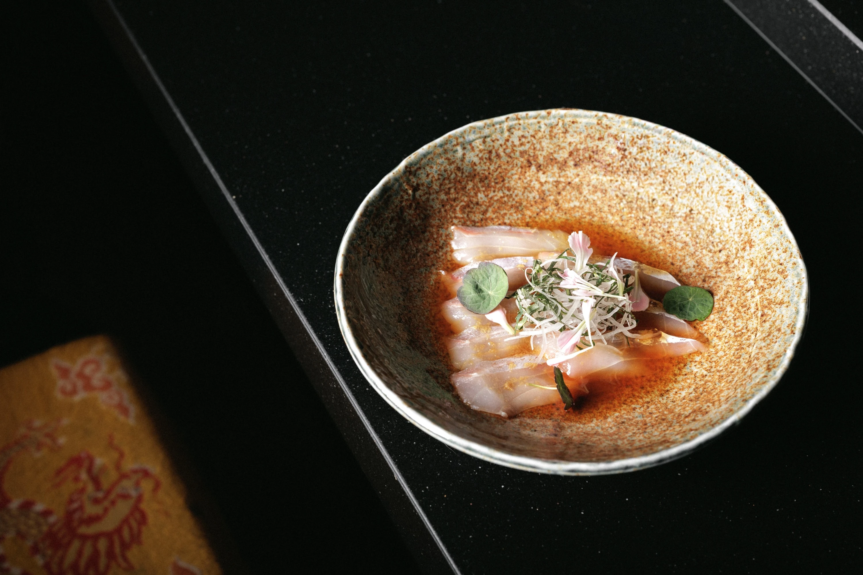 Robalo, molho de vinagre de flor de cerejeira e &oacute;leo de s&eacute;samo