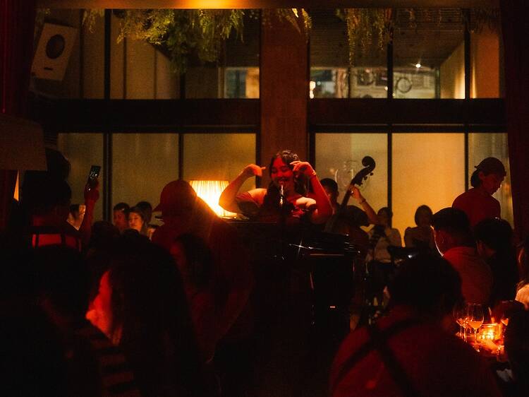 Lean closer to RIRI x 3 Lbs' gentle jazz-soul at Siwilai Sound Club's Valentine's session