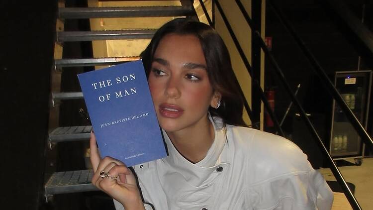 Dua Lipa va installer son book club à la fin du mois dans un bar à cocktails de puriste parisien