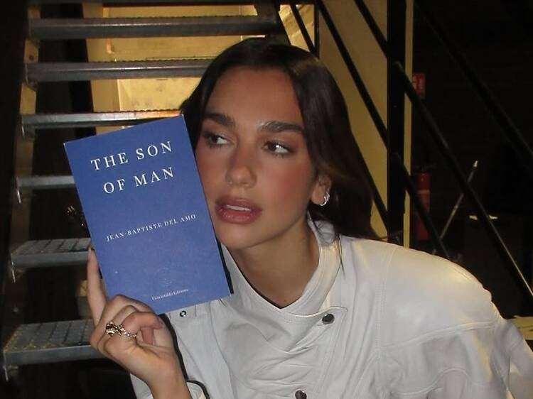 Dua Lipa va installer son book club à la fin du mois dans un bar à cocktails de puriste parisien Dua Lipa va installer son book club à la fin du mois dans un bar à cocktails de puriste parisien