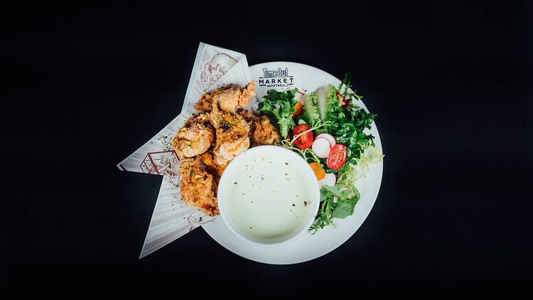 Poulet frit avec salade