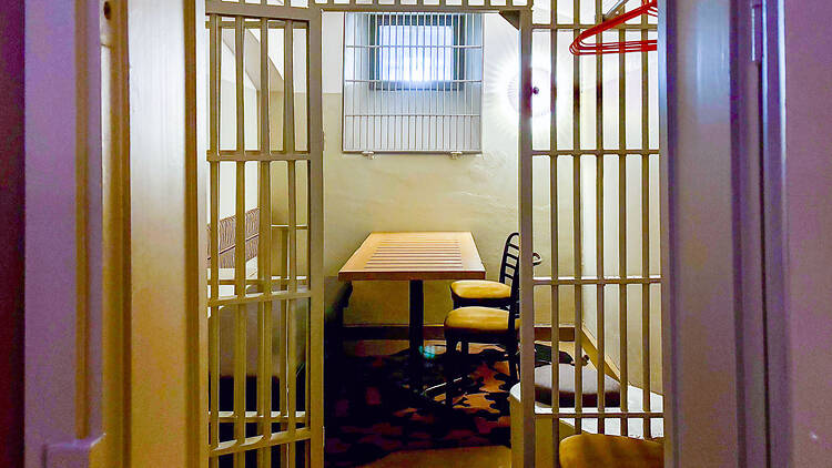 Vankilan sellin kalteri ovi avautuu baarin huoneeseen Vankilan sellin kalteri ovi avautuu baarin huoneeseen