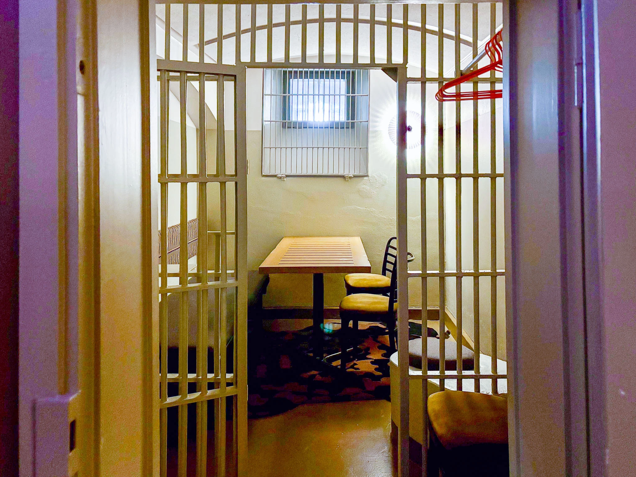 Vankilan sellin kalteri ovi avautuu baarin huoneeseen