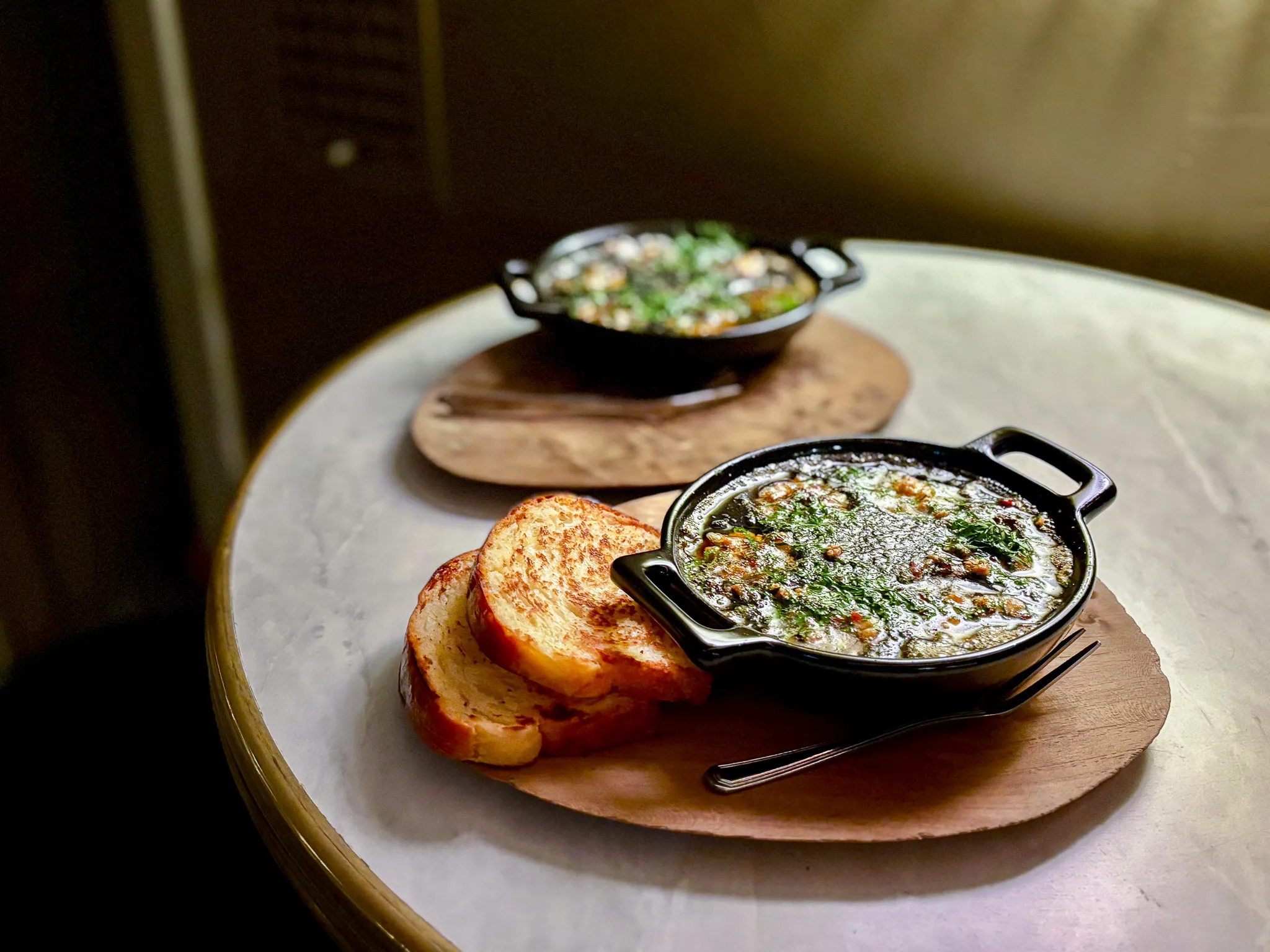 Lautasella on metallipannussa etanoita