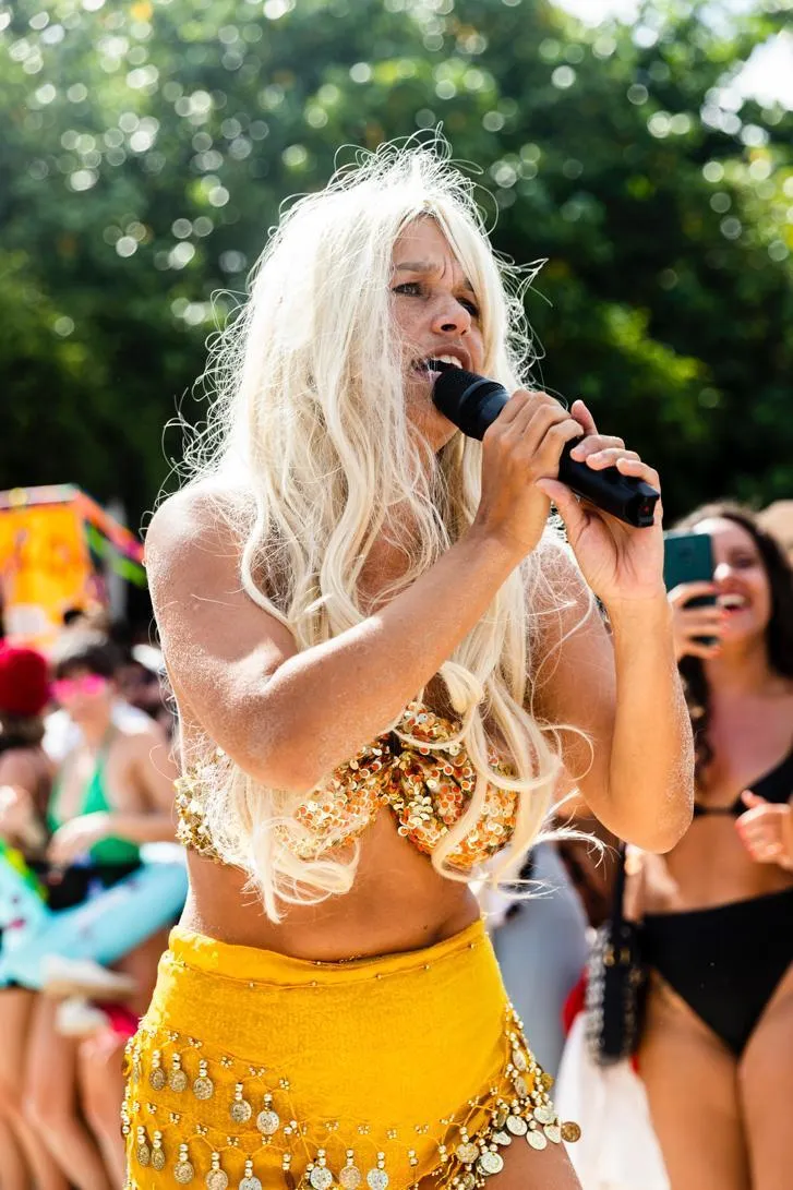 F&atilde; de Shakira, com roda de samba e tudo