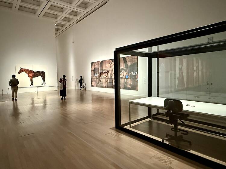 クール・ブリタニア神話を解体、90年代英国美術を再考する展覧会が六本木で開催