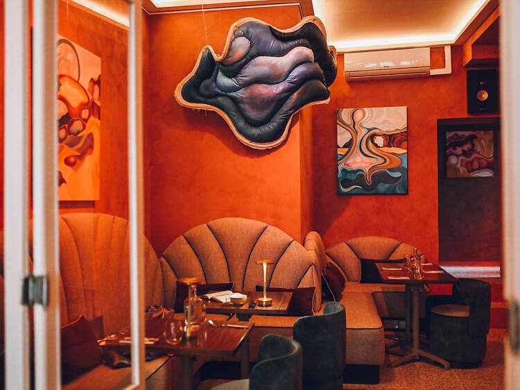 Nesta casa de paredes salmão, há tarot, jogos de tabuleiro e comida de conforto