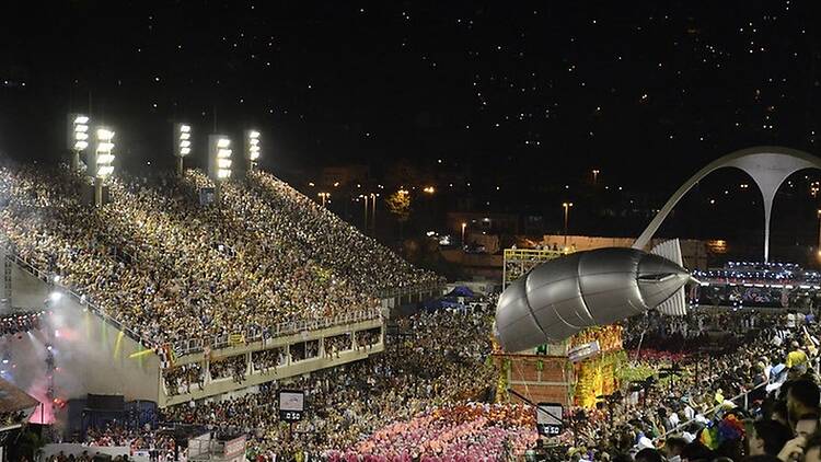 Começam hoje os desfiles Título Começam hoje os desfiles