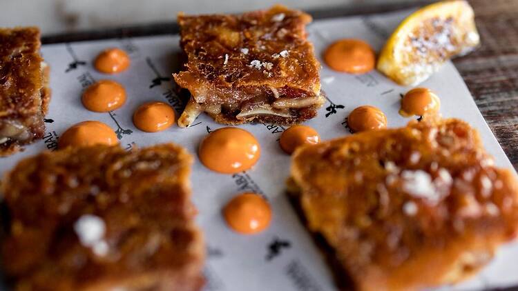 Oreja crujiente con salsa brava de Arzábal Retiro Oreja crujiente con salsa brava de Arzábal Retiro