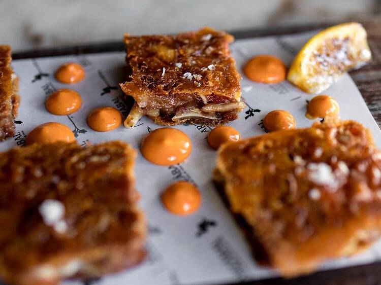 Oreja crujiente con salsa brava de Arzábal Retiro Oreja crujiente con salsa brava de Arzábal Retiro