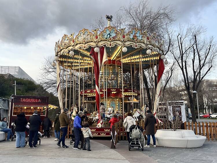 Aparece un enorme tiovivo de dos plantas junto a un mítico centro comercial de Madrid Aparece un enorme tiovivo de dos plantas junto a un mítico centro comercial de Madrid