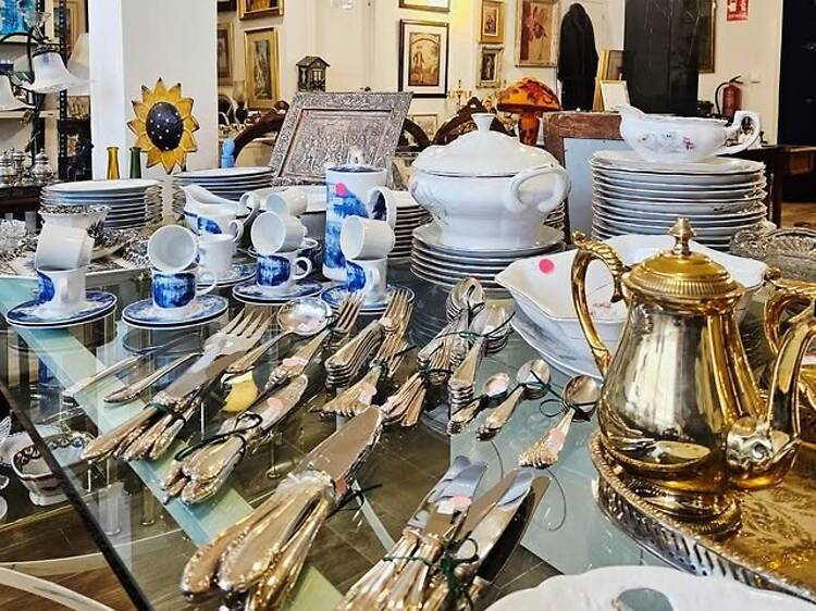 Descuentos del 50 % en muebles, decoración, vajillas o cuadros este fin de semana: vuelve a Madrid un mercadillo ideal para redecorar tu hogar Descuentos del 50 % en muebles, decoración, vajillas o cuadros este fin de semana: vuelve a Madrid un mercadillo ideal para redecorar tu hogar