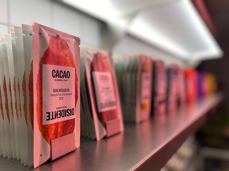 Chamberí esconde un nuevo templo del cacao: comprar las tabletas más singulares o tomar el chocolate a la taza más aromático