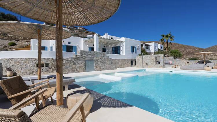 The Beachfront Gem: Modernist Villa on Golden Beach