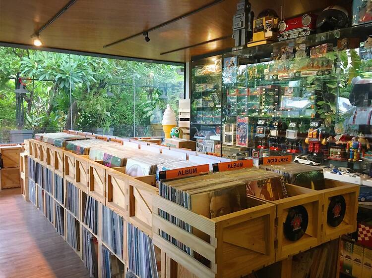 Vinyl & Toys Vinyl & Toys