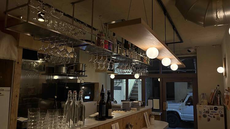 tout natural wine & music bar