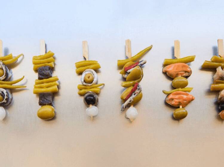 El aperitivo de moda en Madrid, el bar con las tapas más famosas abre a un paso del Templo de Debod