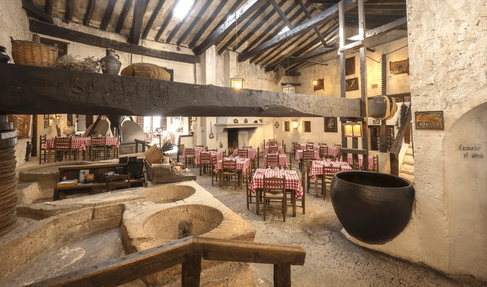 Mes&oacute;n Cuevas del Vino