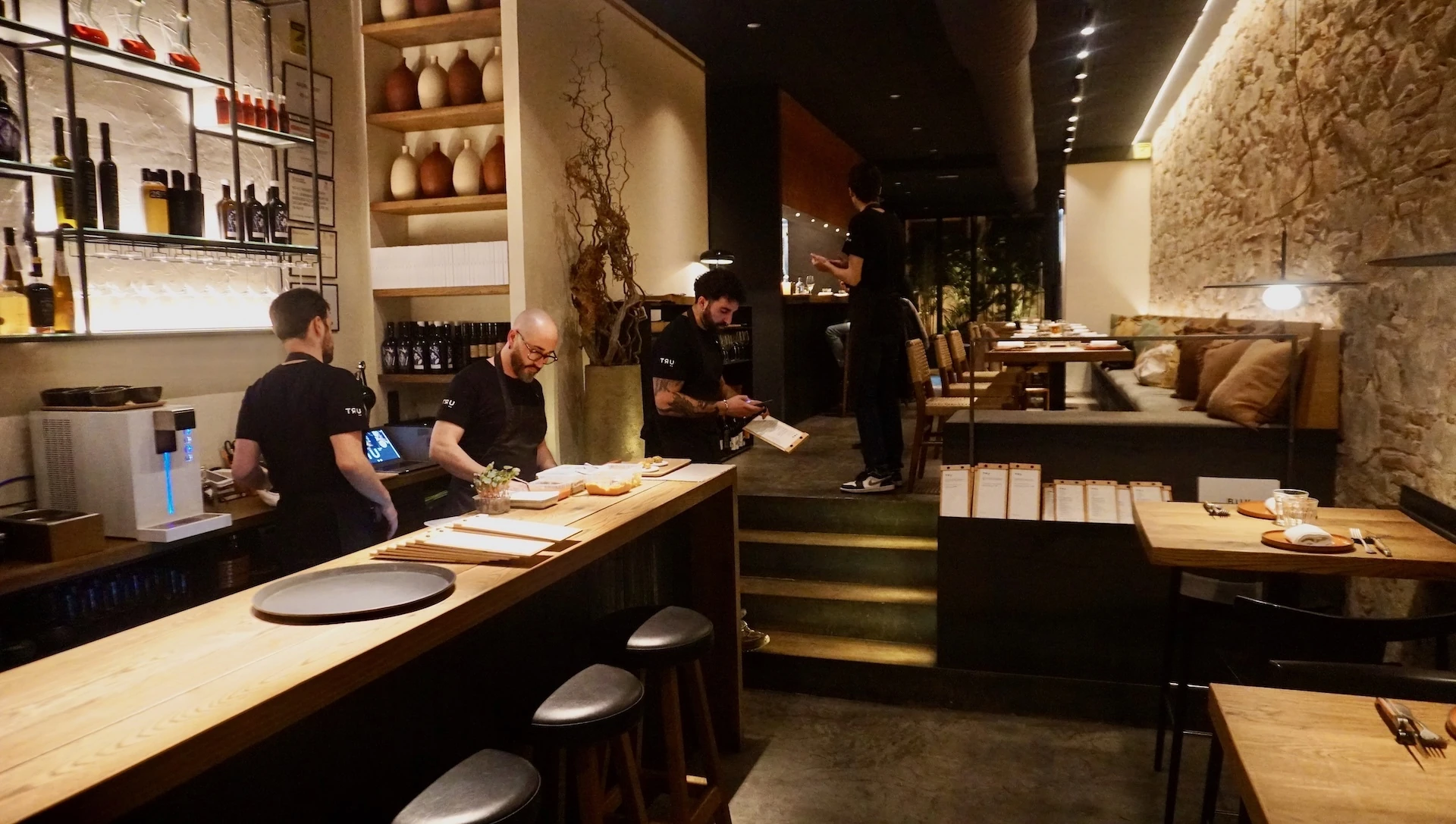 Mart&iacute;nez, con gafas, remata las primeras elaboraciones servidas en Tr&uuml;.