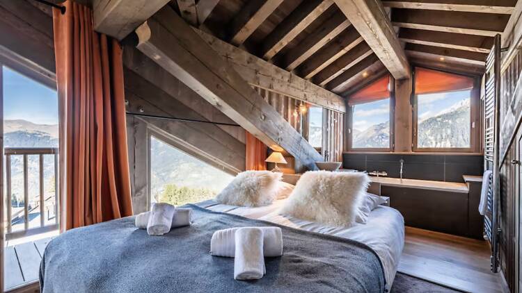 The Modernist Peak: Sleek Dark-Timber Chalet