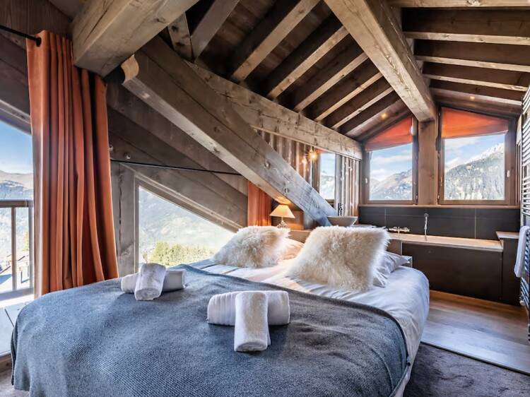 The Modernist Peak: Sleek Dark-Timber Chalet