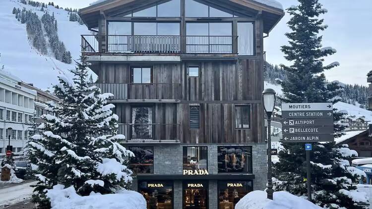 The Mirror House: Glass-Walled Mountain Retreat