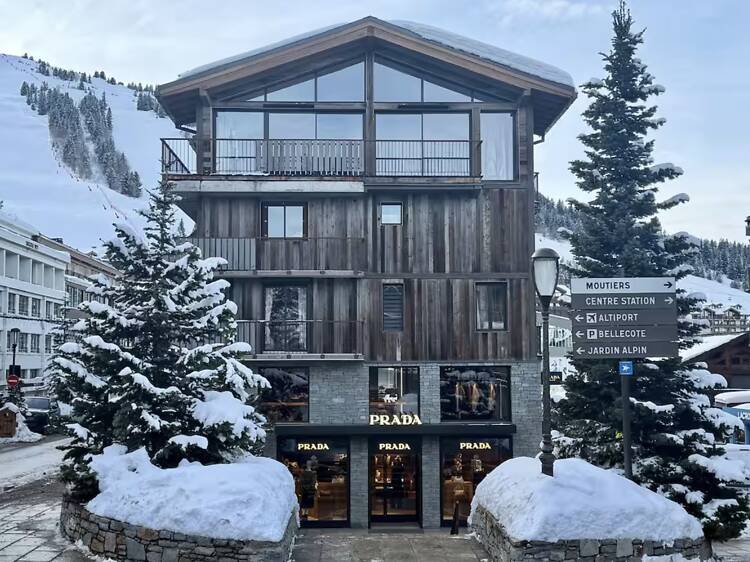 The Mirror House: Glass-Walled Mountain Retreat