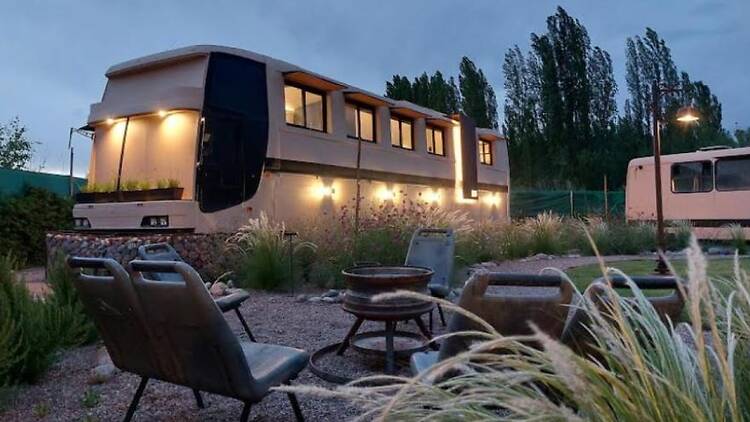 Bondi Lodge: dormir en un colectivo y despertar entre viñedos