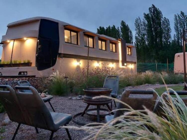 Bondi Lodge: dormir en un colectivo y despertar entre viñedos