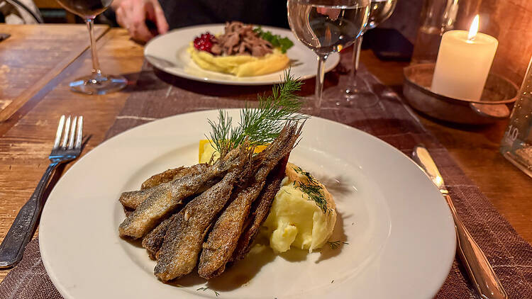 Paistetut muikut ja perunamuusia lautasella Lappi ravintolassa