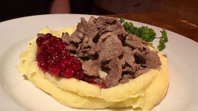 Poronkäristystä perunamuusin päällä lautasella Lappi ravintolassa Helsingissä