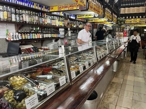 Balc&atilde;o da Adega P&eacute;rola, uma refer&ecirc;ncia para a turma que gosta de encostar o cotovelo