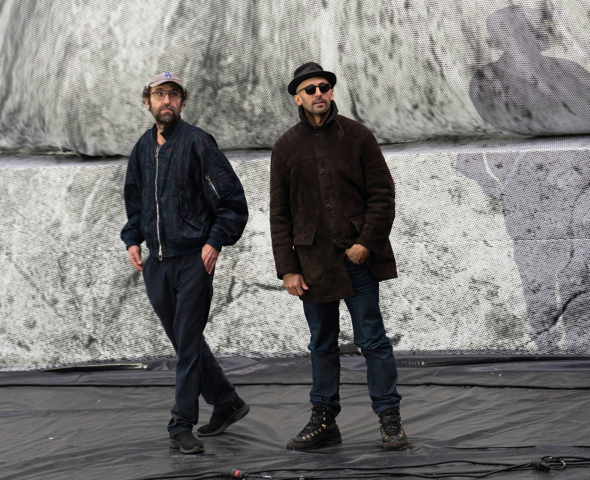 Le Pont Neuf devient une caverne : ce qu&rsquo;il faut savoir sur l&rsquo;installation monumentale de JR