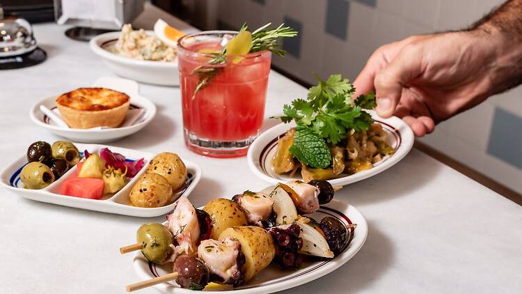 O novo Xavier da Tijuca não aproveitou a carcaça do balcão antigo e colocou um belo tampo de mármore