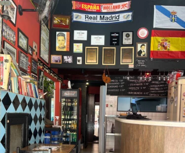 Bar Madrid, min&uacute;sculo, mas o Simas ama