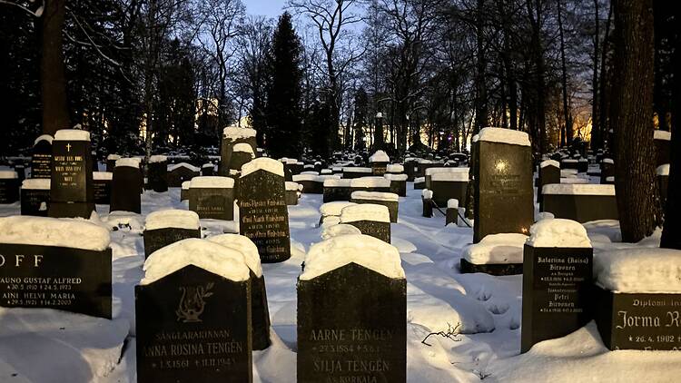 Kävele yöllisellä hautausmaalla