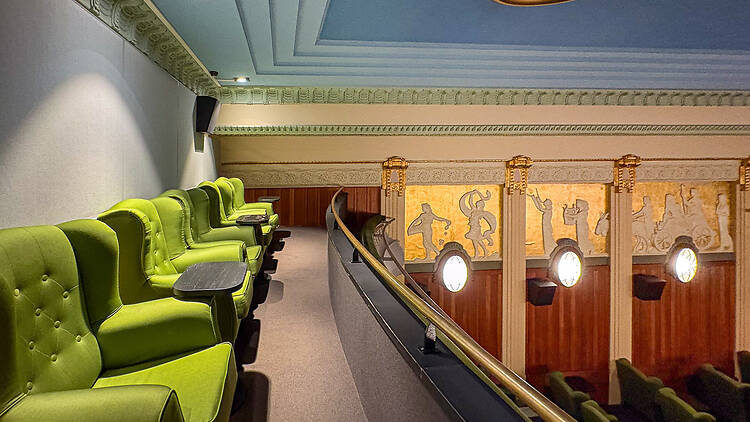 Pakene arkea Helsingin vanhimpiin elokuvateattereihin