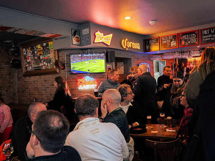 Between rock, chicken wings and sports, Crow's Bar has reborn in Cascais Between rock, chicken wings and sports, Crow's Bar has reborn in Cascais