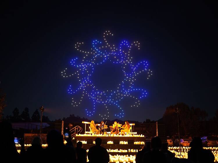 Ver bailar drones en el cielo