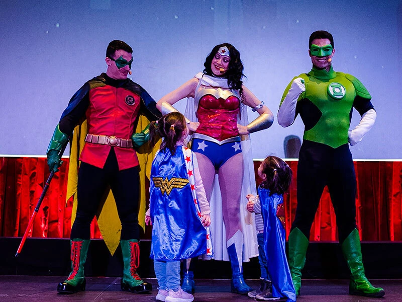 Mes de los Superh&eacute;roes. Parque Warner