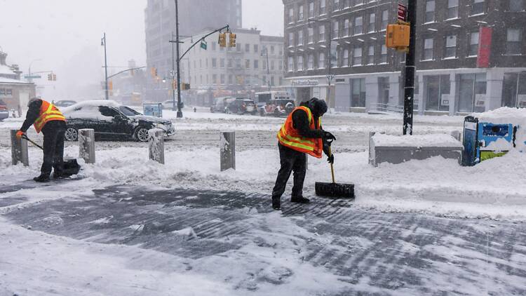 People shoveling snow in NYC People shoveling snow in NYC