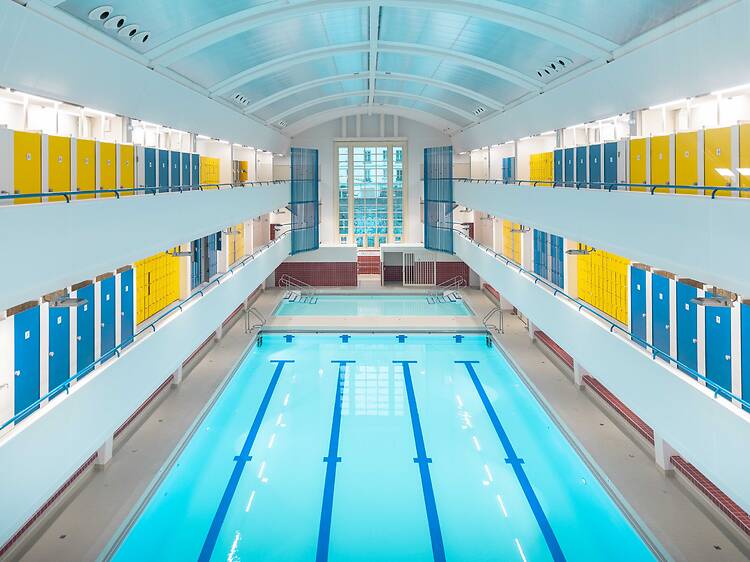 La plus ancienne piscine de Paris a rouvert ses portes avec un incroyable bassin Art déco