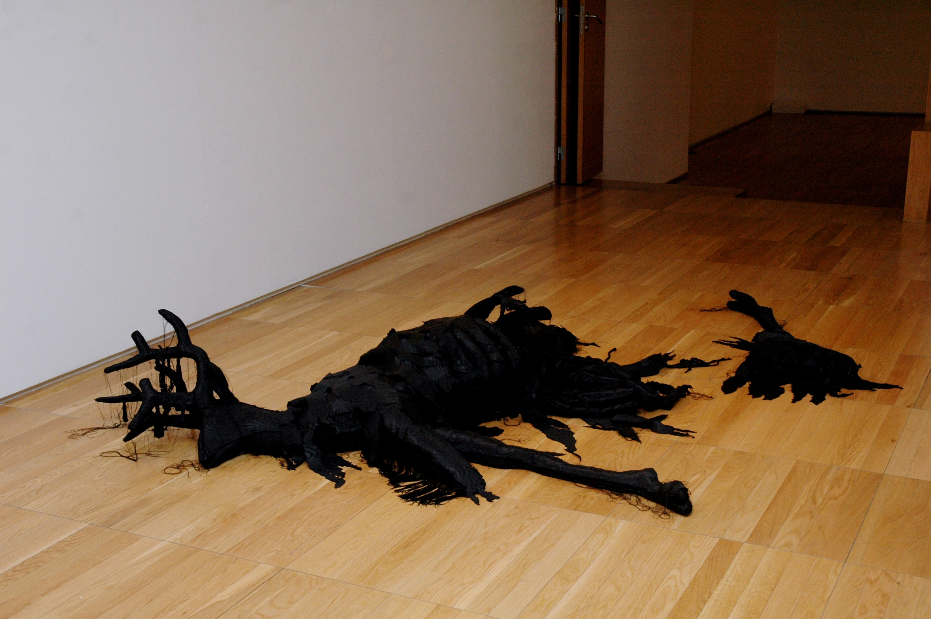 Pedro Valdez Cardoso. Embuste, 2005. T&eacute;cnica Mista, 250x170x60 cm. Pr&eacute;mio City Desk 2005