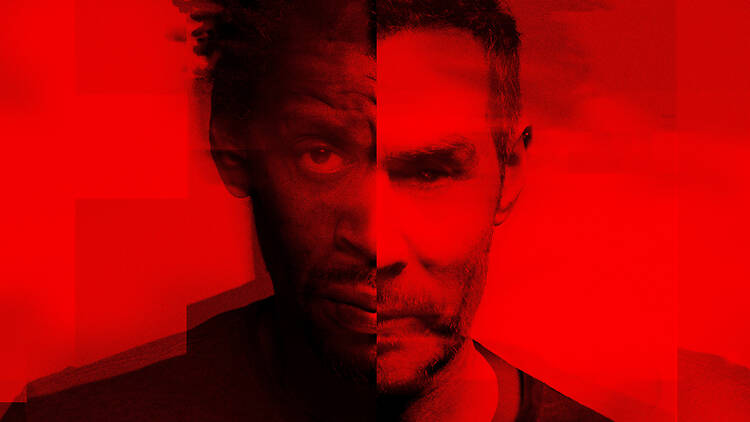 Punasävyinen Massive Attack yhtyeen pressikuva, jossa miehellä on puoliksi kaksi erilaista naamaa