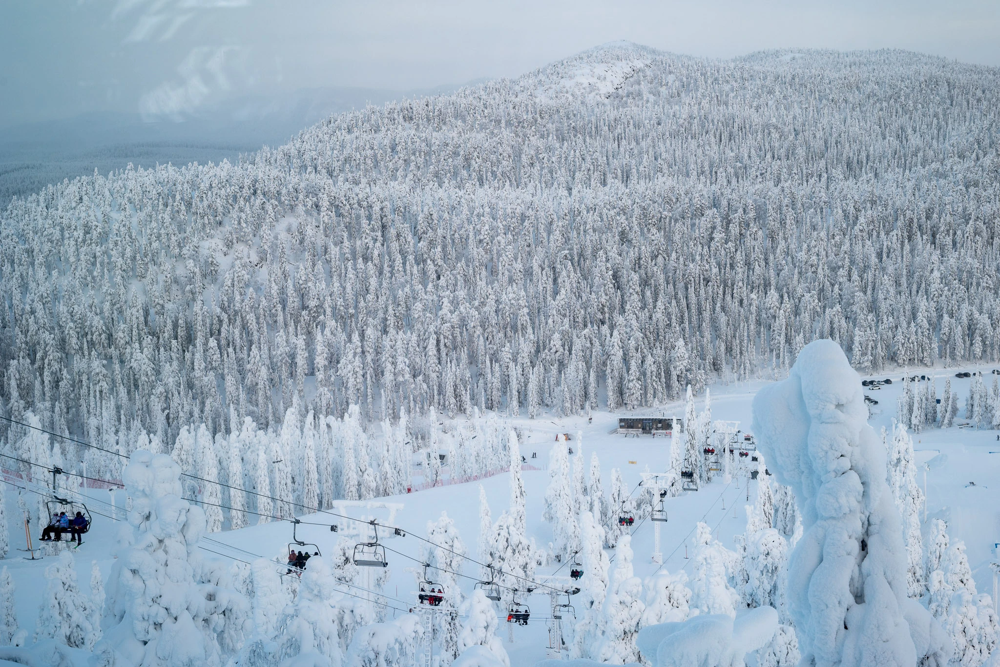 Base heat and eat saunalta avautuva luminen tunturimaisema